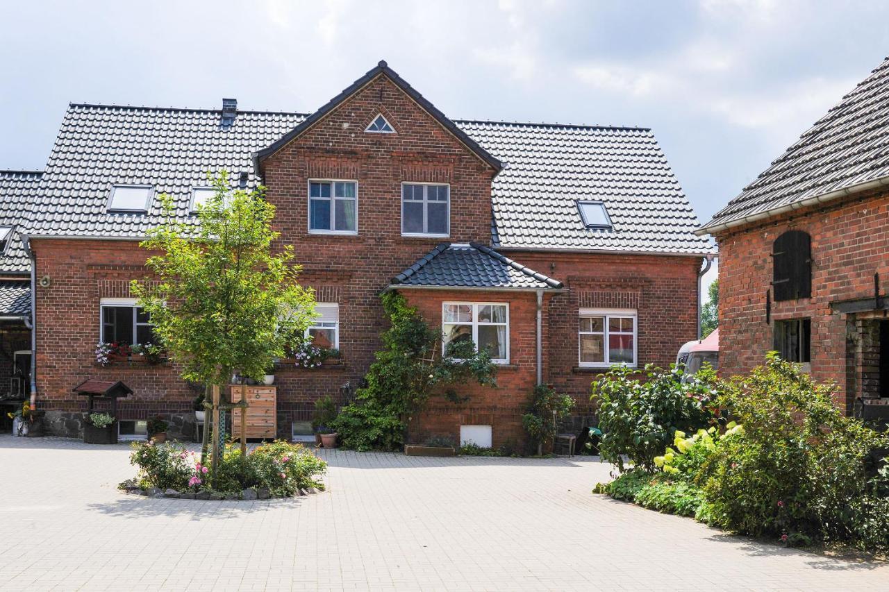 Gutshof Zum Adlernest Hotel Arnsnesta Exterior foto
