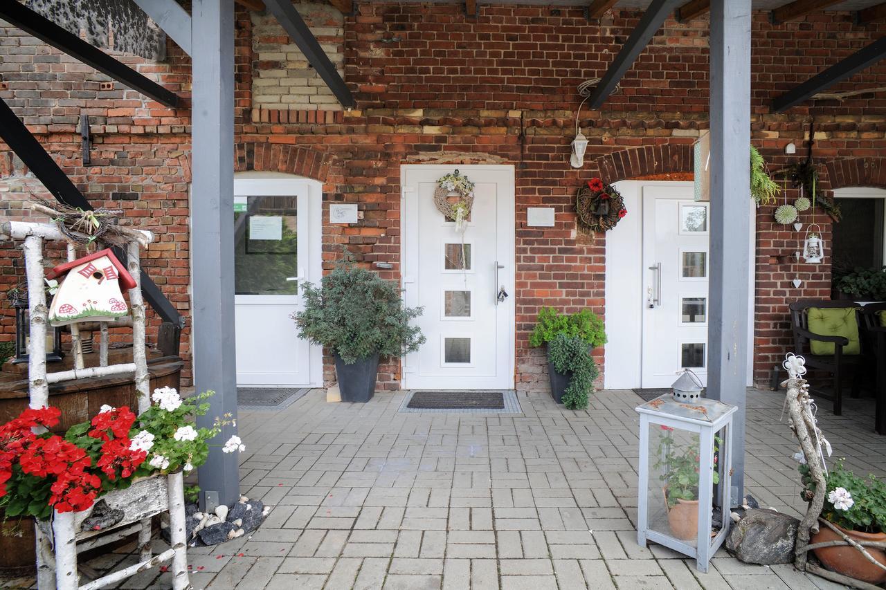 Gutshof Zum Adlernest Hotel Arnsnesta Exterior foto